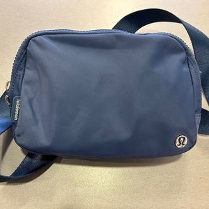 Authentic Lululemon 2L belt bag